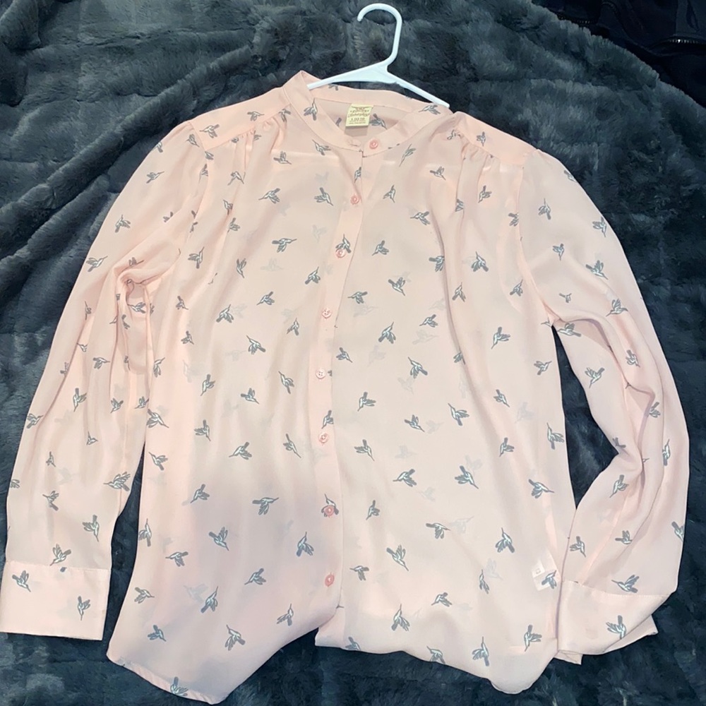 🔴Women’s Hummingbird Button Down Blouse 🕊
